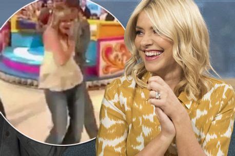 Braless Holly Willoughby accidentally exposes nipple。